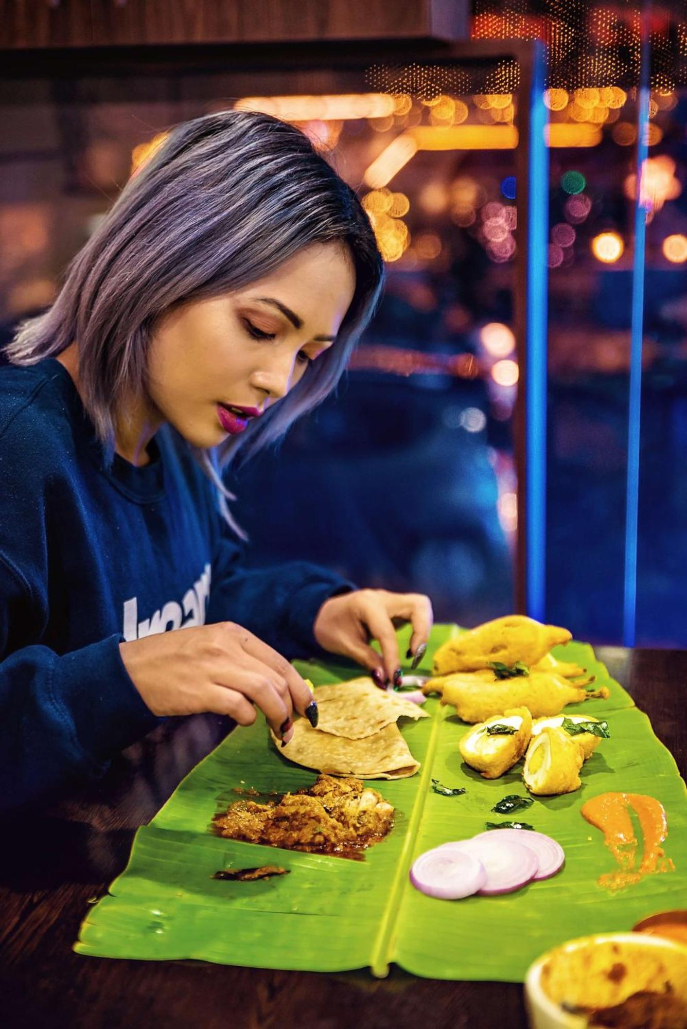 班加罗尔mg路凯悦中心酒店 外观 照片 A woman preparing food