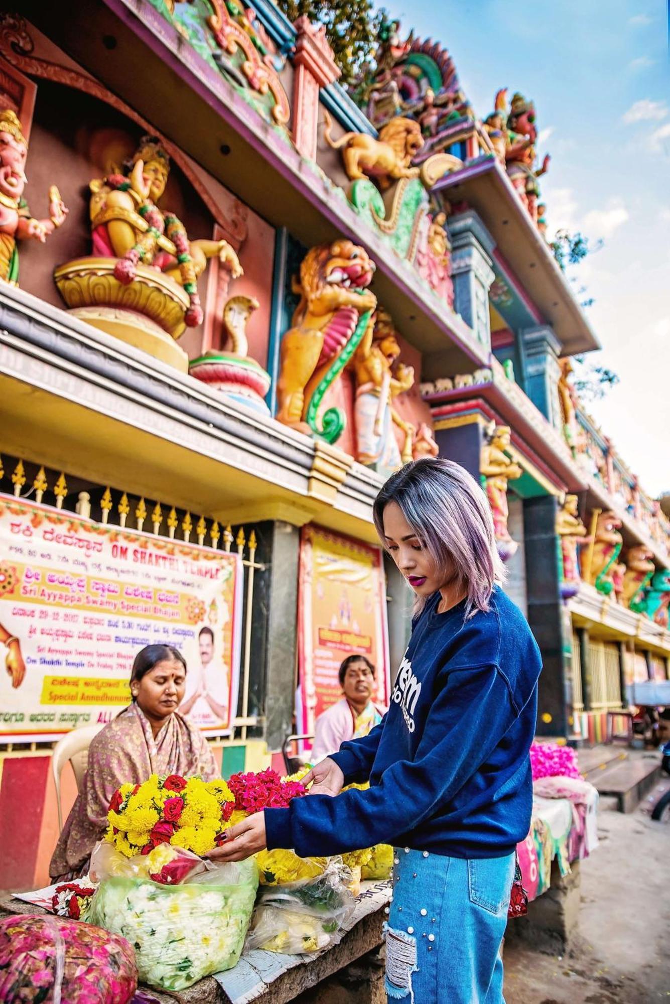 班加罗尔mg路凯悦中心酒店 外观 照片 A Thai woman with blue hair