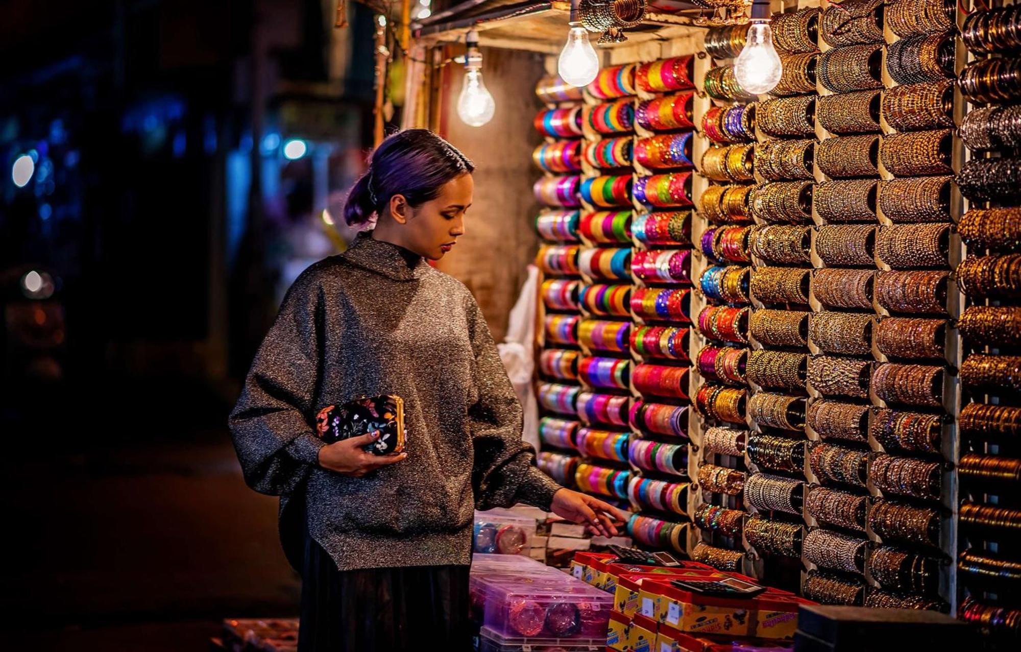 班加罗尔mg路凯悦中心酒店 外观 照片 A woman shopping for bangles in India