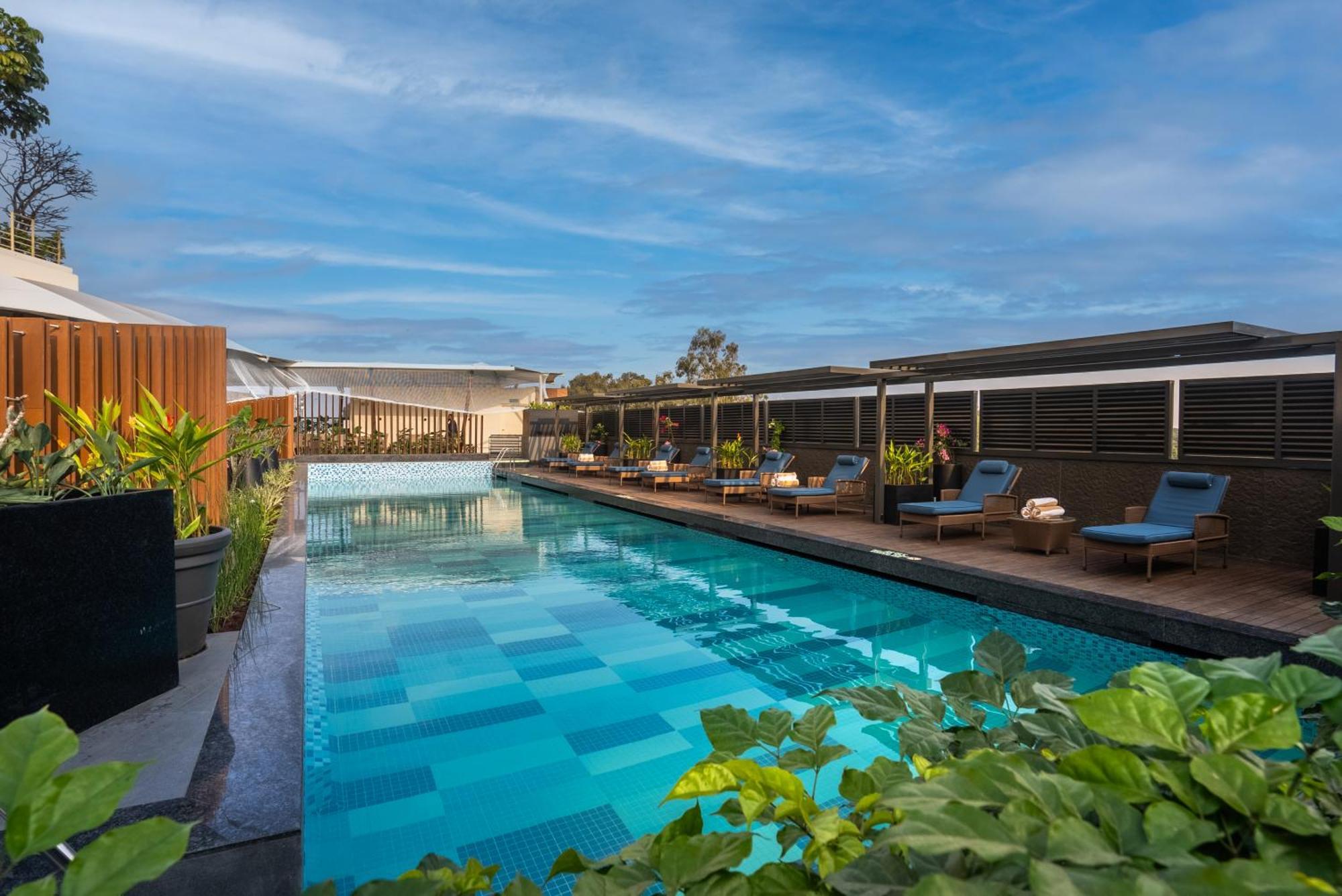 班加罗尔mg路凯悦中心酒店 外观 照片 The rooftop pool at the hotel