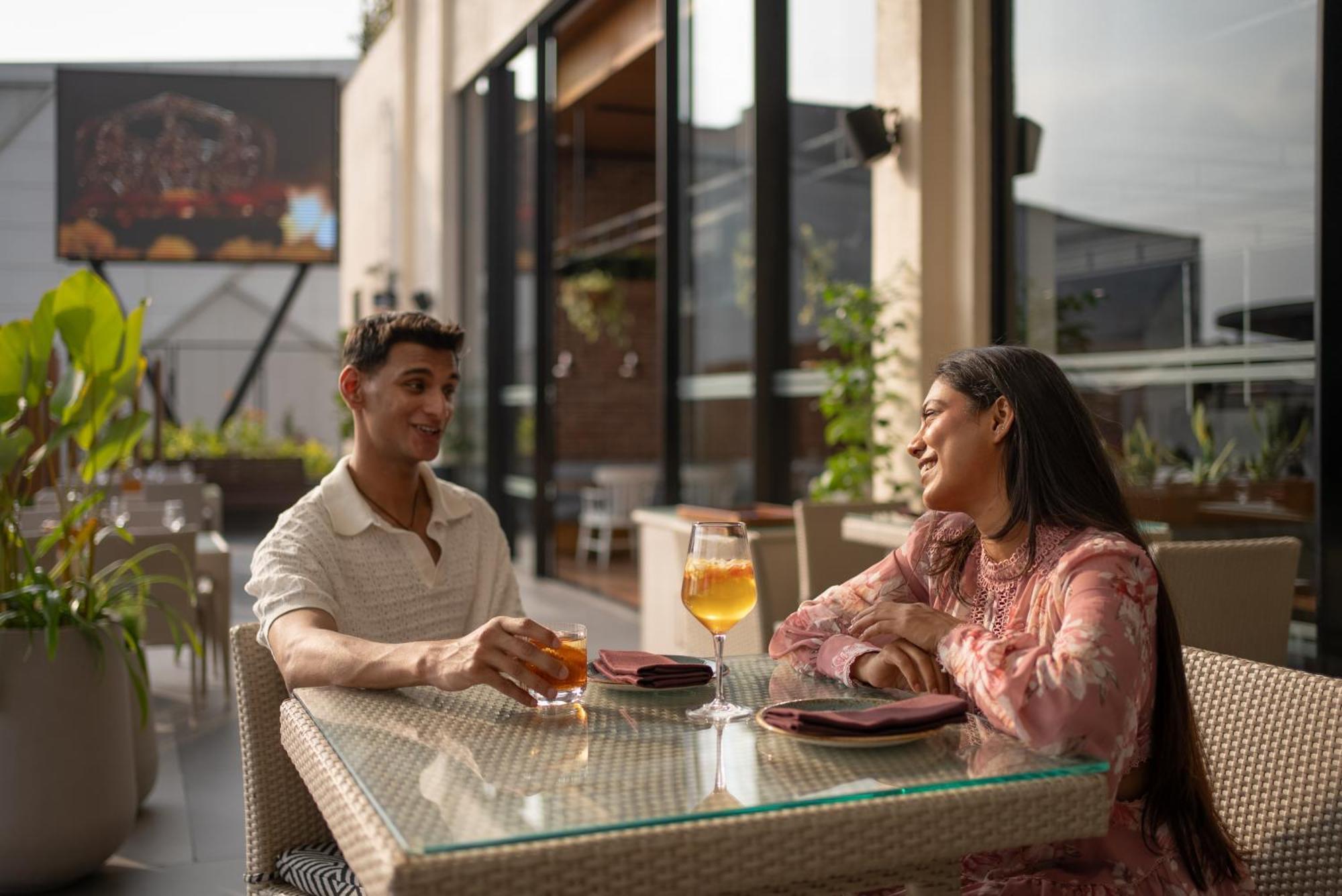 班加罗尔mg路凯悦中心酒店 外观 照片 A couple at a restaurant