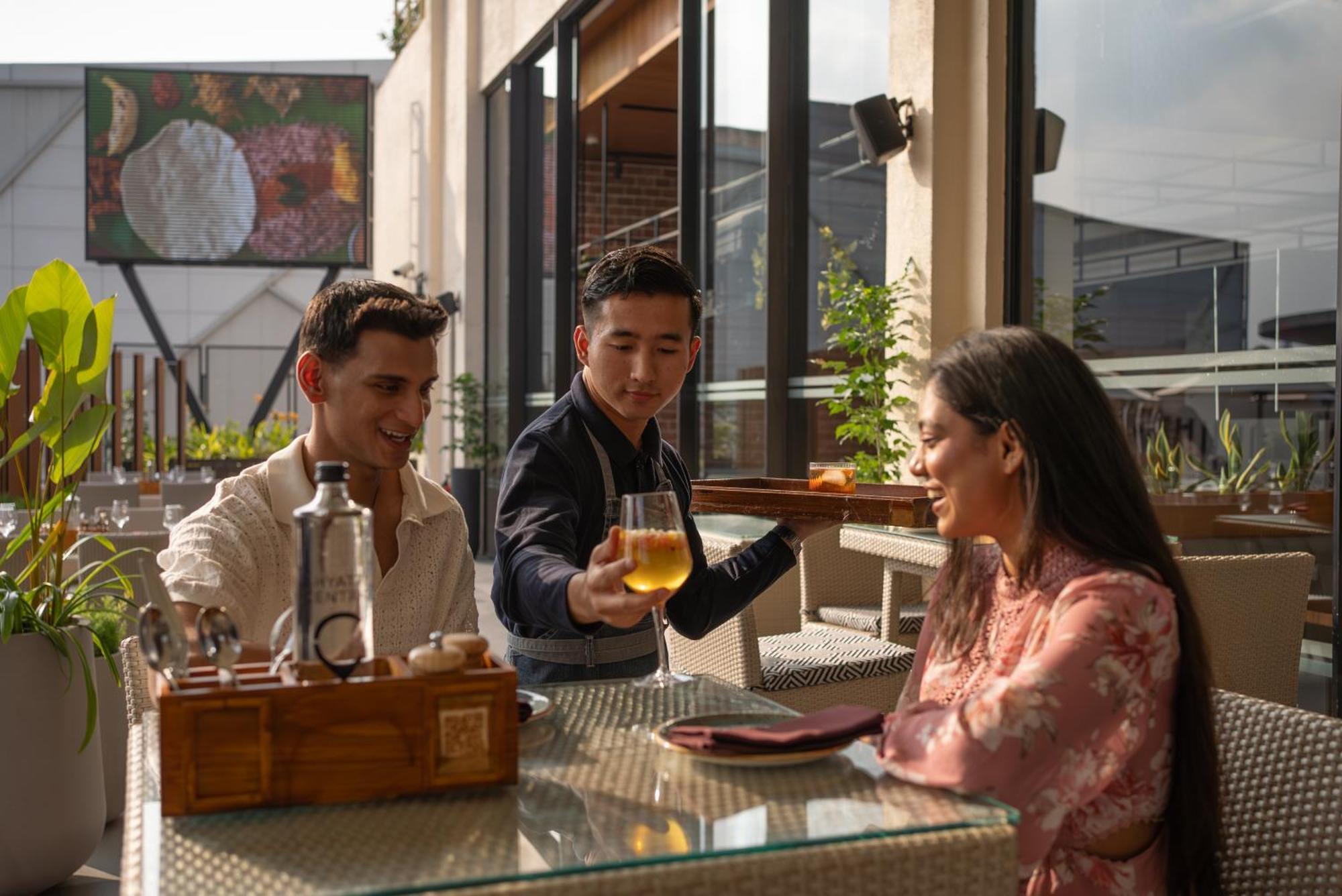 班加罗尔mg路凯悦中心酒店 外观 照片 A waiter serving beer